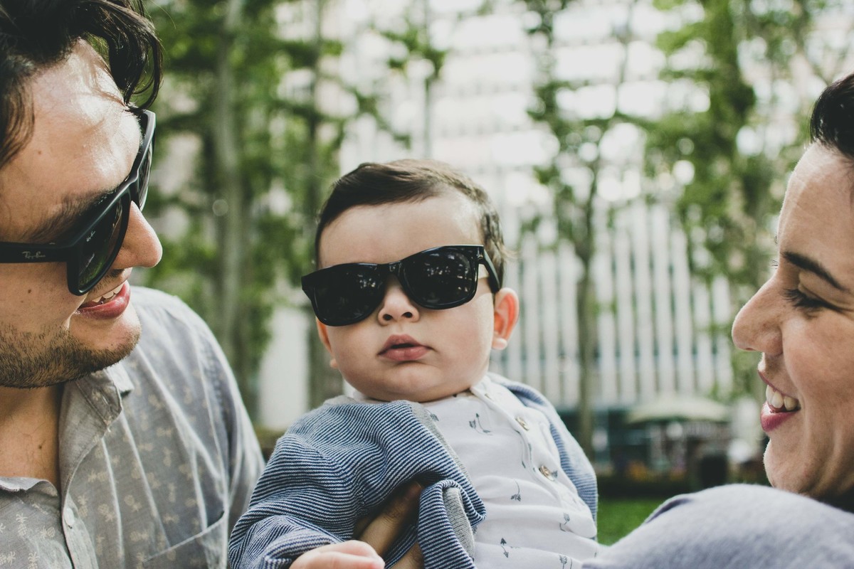 Ensaio fotográfico de família em Nova York, pai e filho com óculos escuro mãe e pai sorrindo