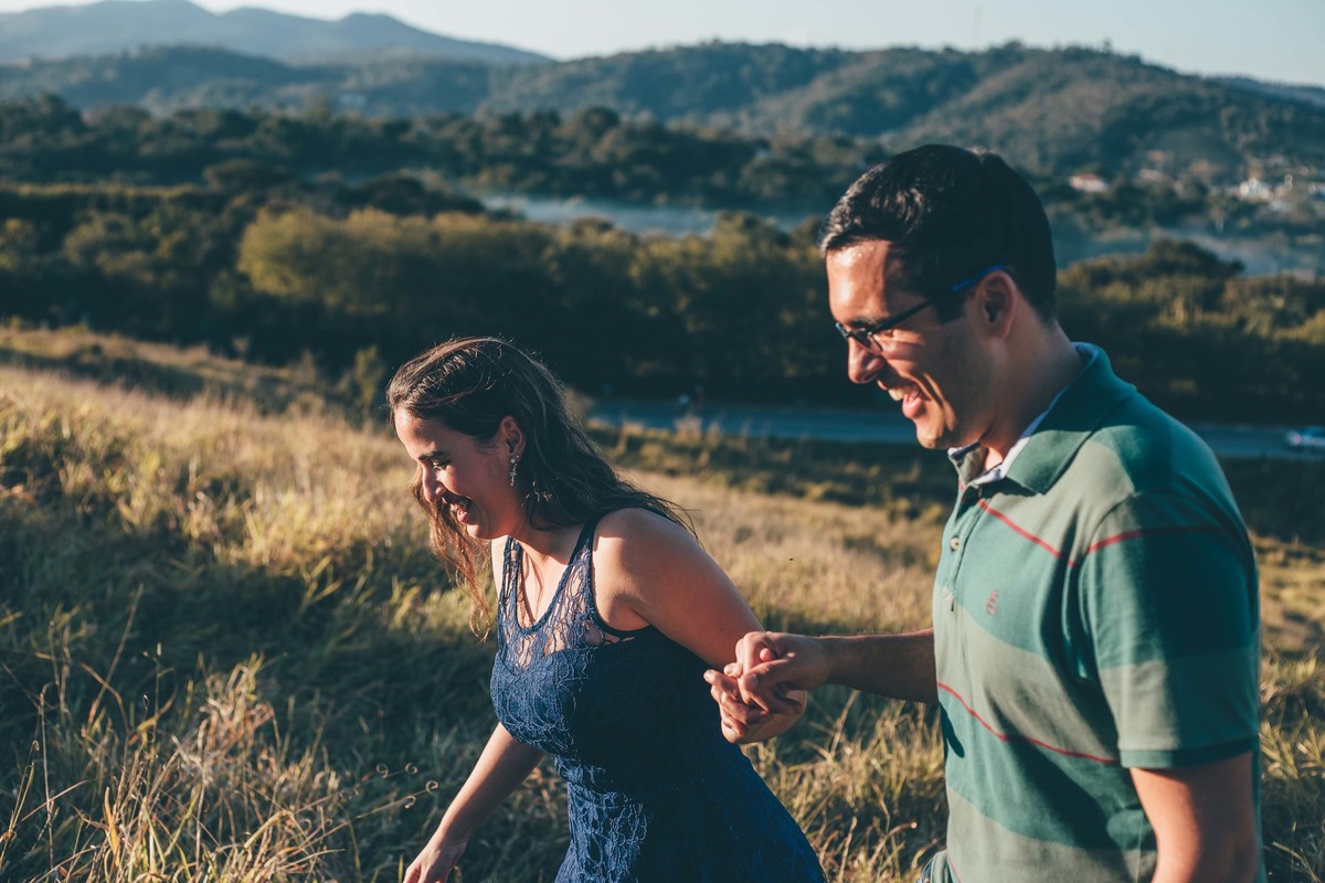 casal andando no por do sol no campo