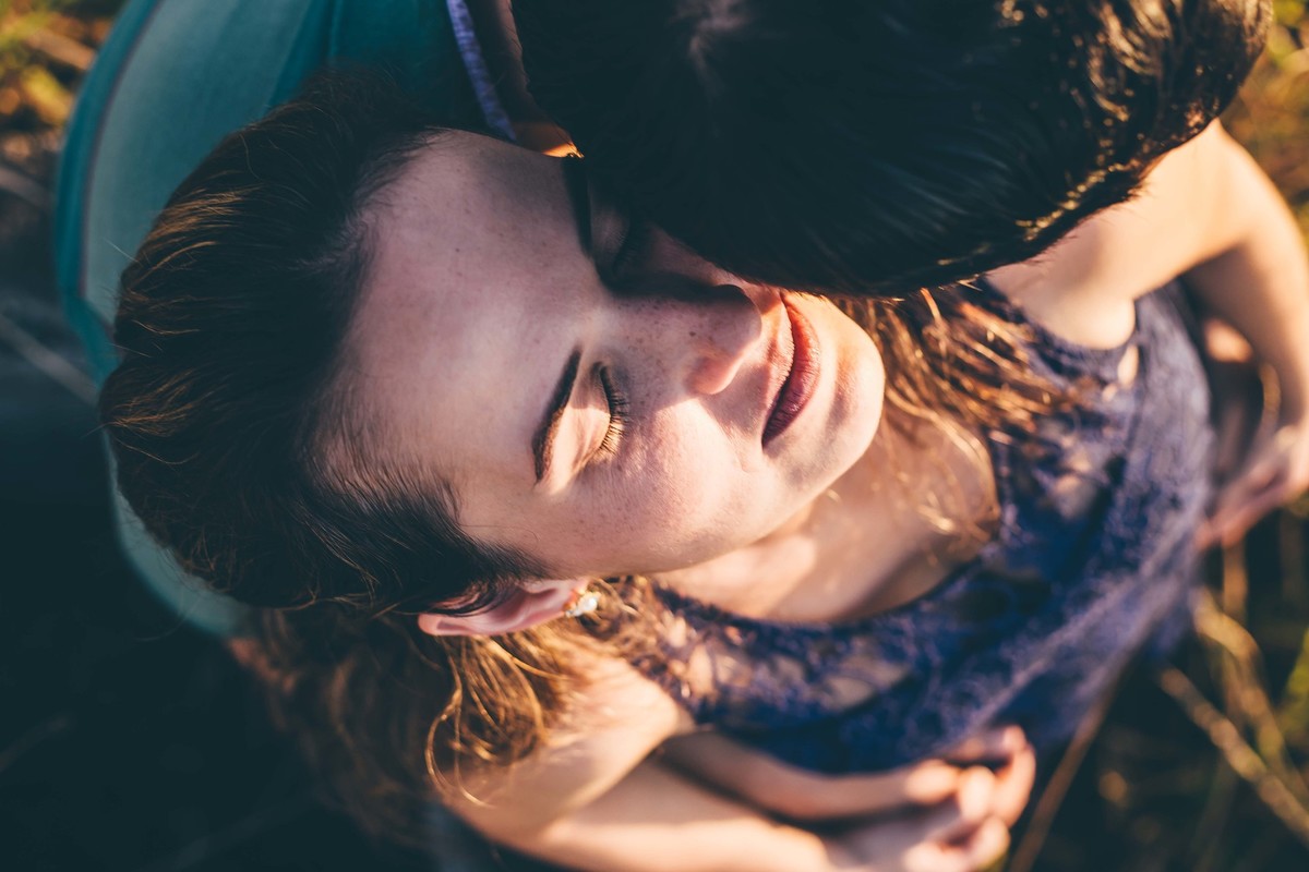 Fotografia de casal no por do sol em Betim, noivos abraçados e sentindo o amor entre eles