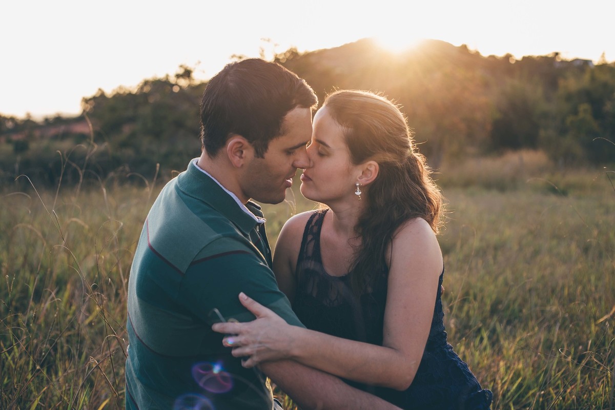 fotografia de casal no por sol em Betim, noivos se olhando apaixonados e se abraçando