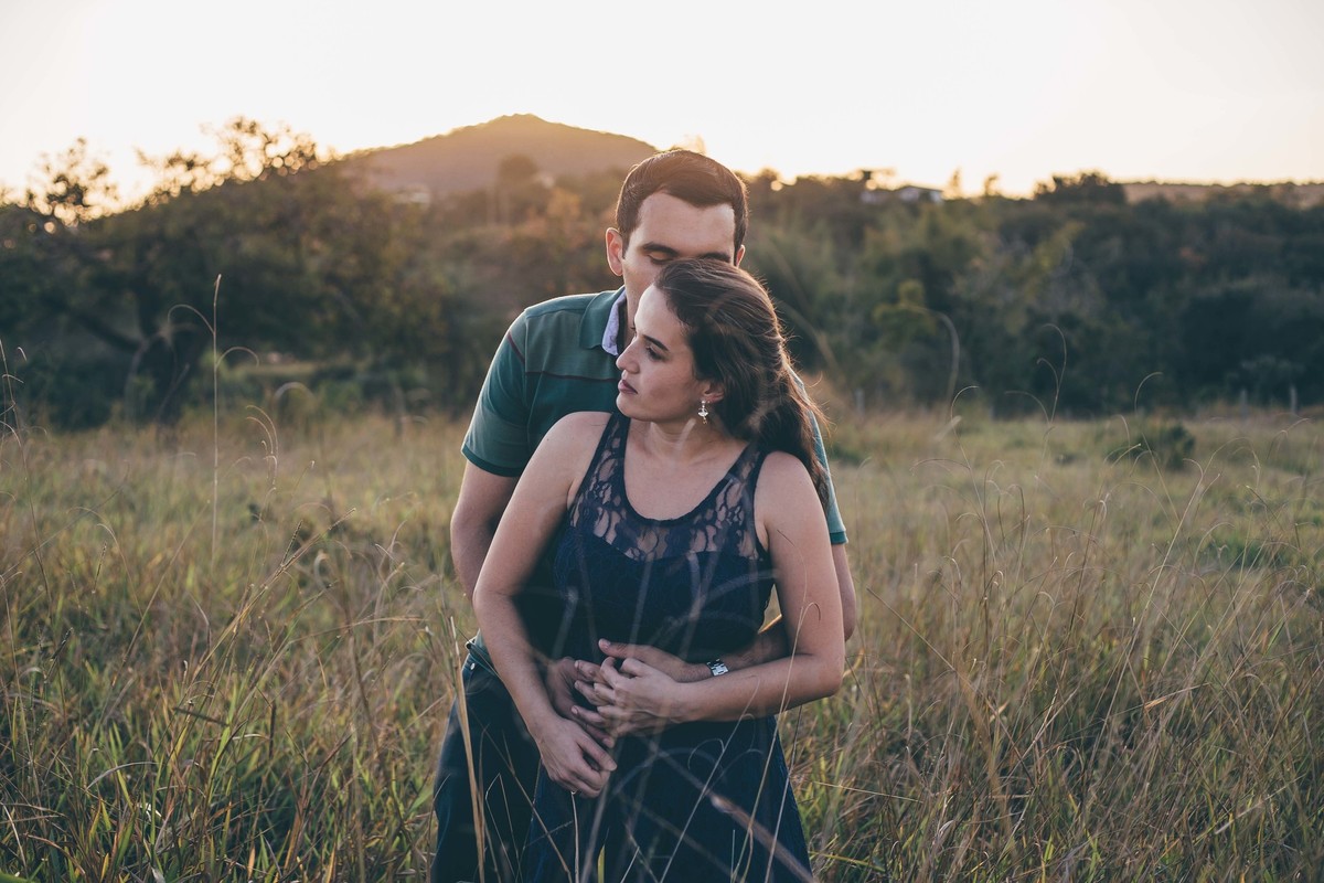 fotografia de casal no por sol em Betim, noivos se olhando apaixonados e se abraçando