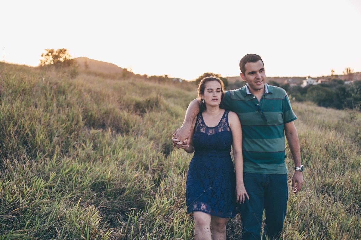 casal caminhando no por do sol
