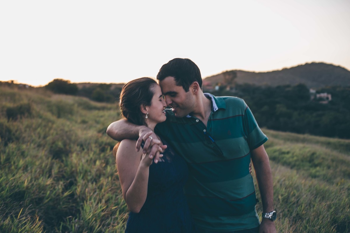 casal se olhando apaixonado com testinha colada