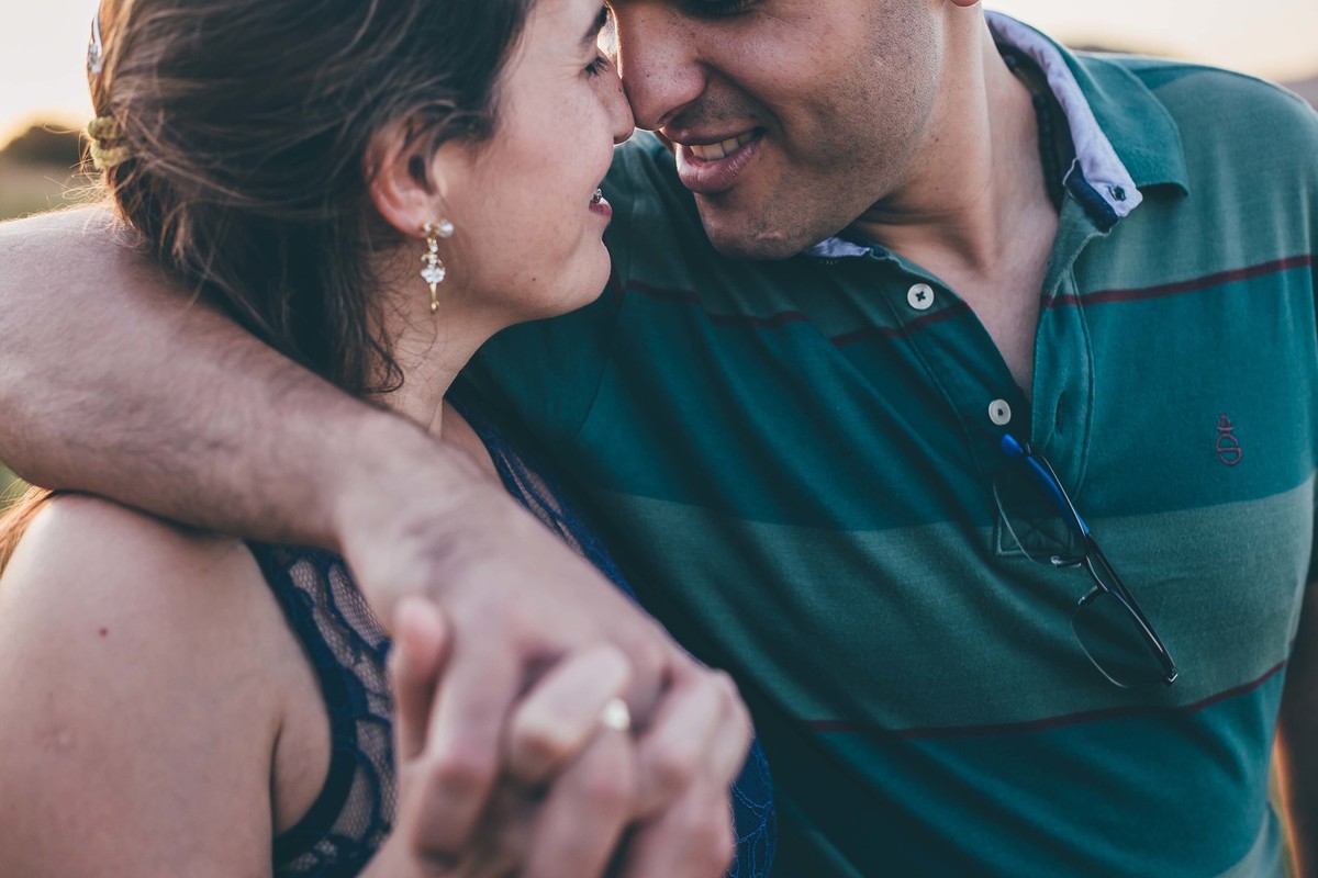 casal se olhando apaixonado com testinha colada