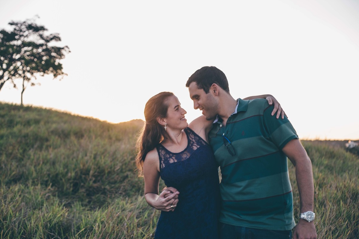casal abraçado olhando um para o outro  no por do sol