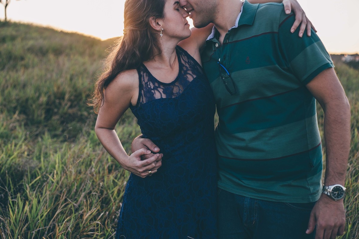casal se olhando apaixonado com testinha colada