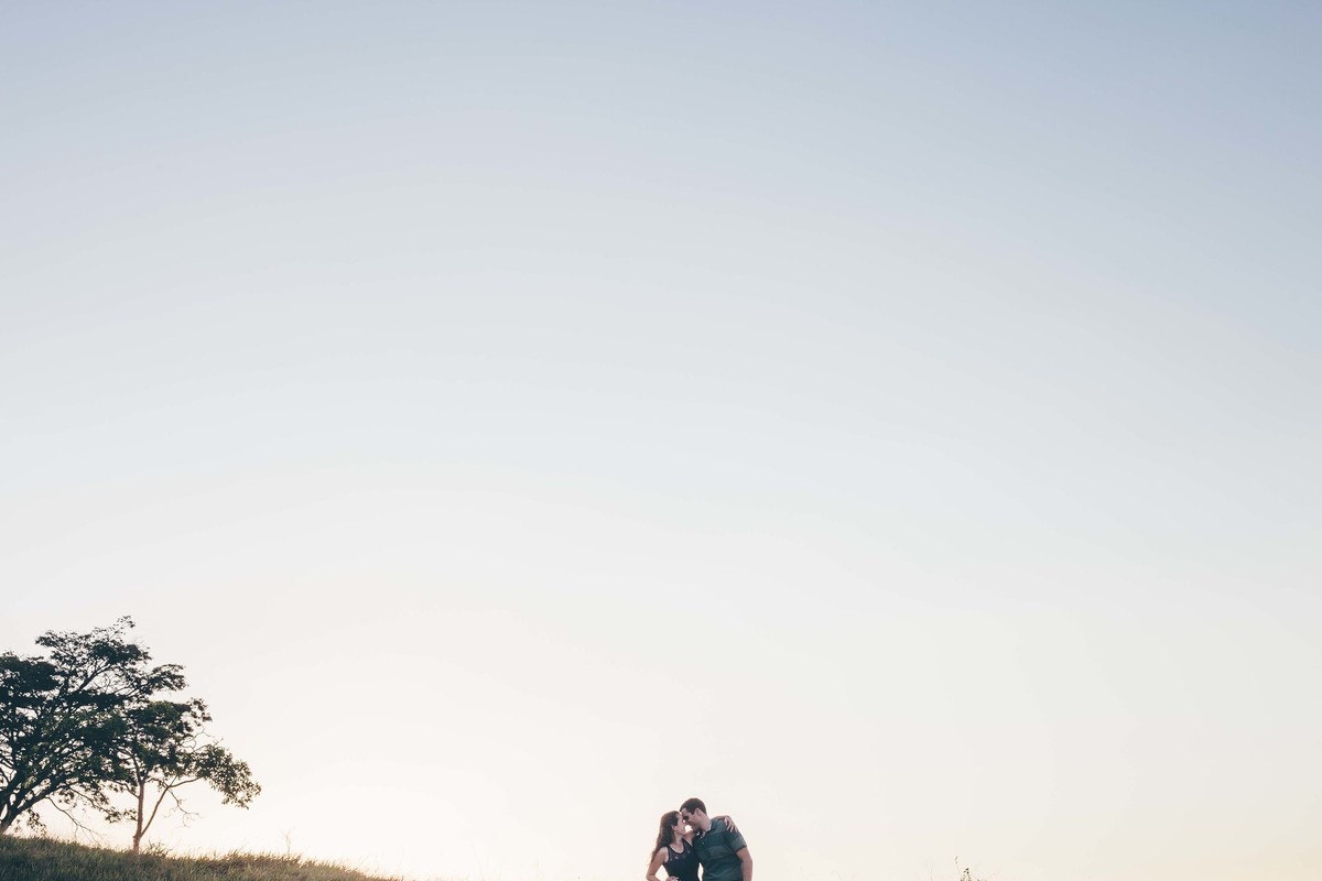 fotografia de casal no por do sol
