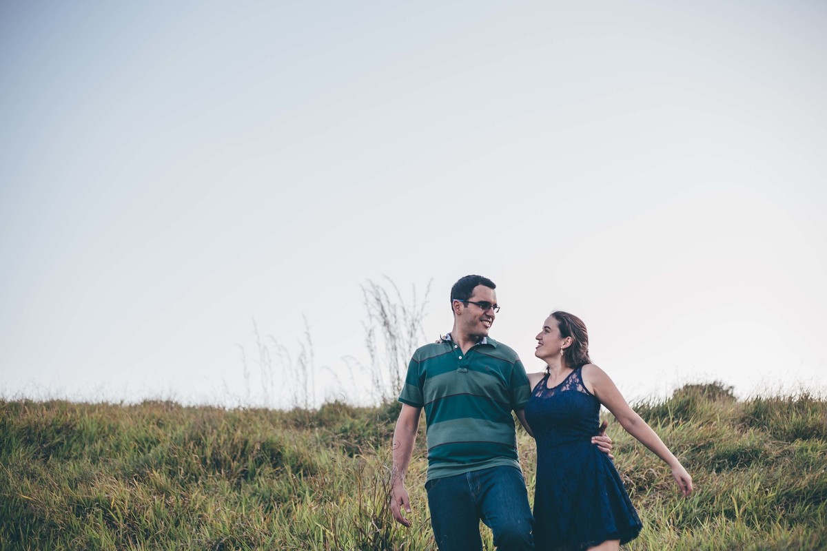 fotografia de casal no campo