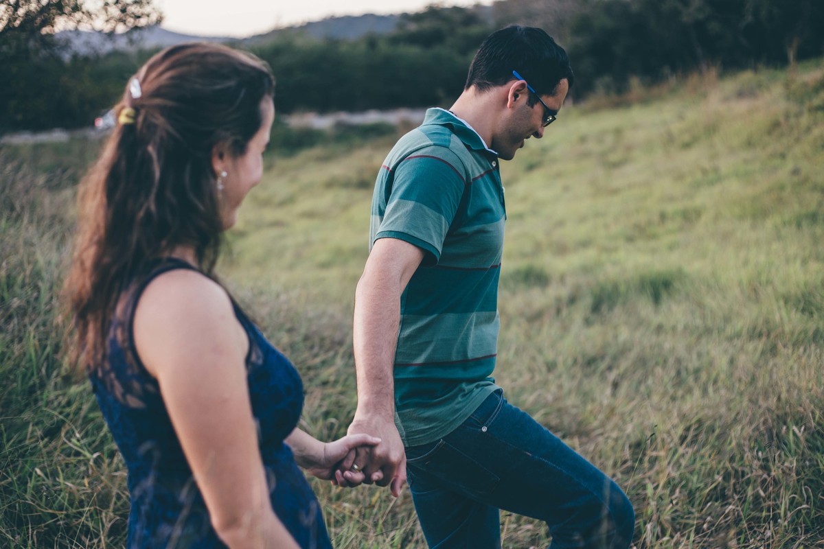 fotografia de casal no por do sol, foto de casal com mãos dadas