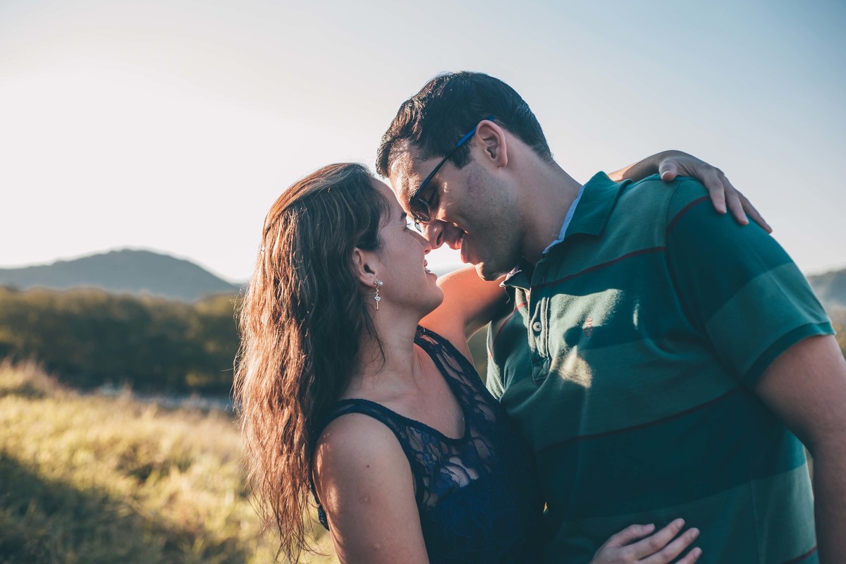 Fotografia de casal em Betim, casal abraçado e se olhando quase se beijando no por do sol