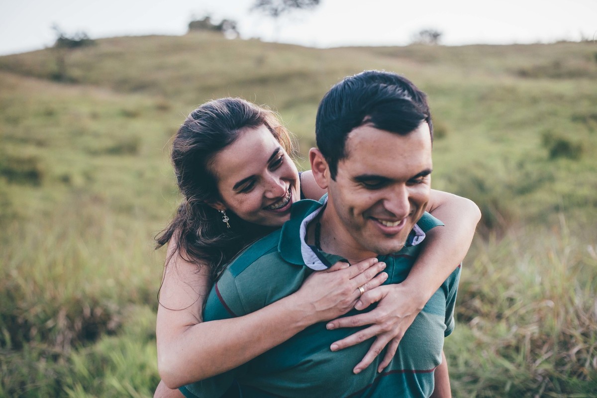 noivo carregando a noiva de cavalinho no por do sol em Betim