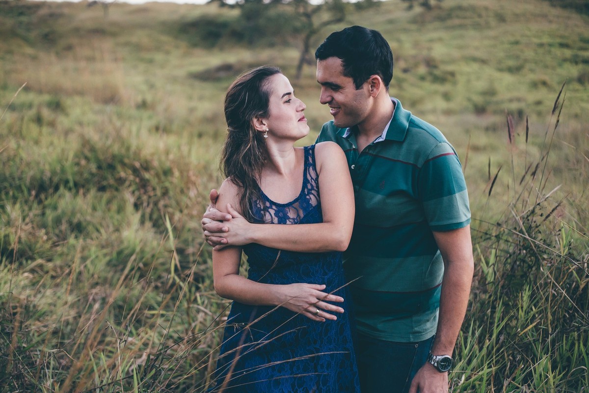 Noivos se olhando apaixonados e abraçados