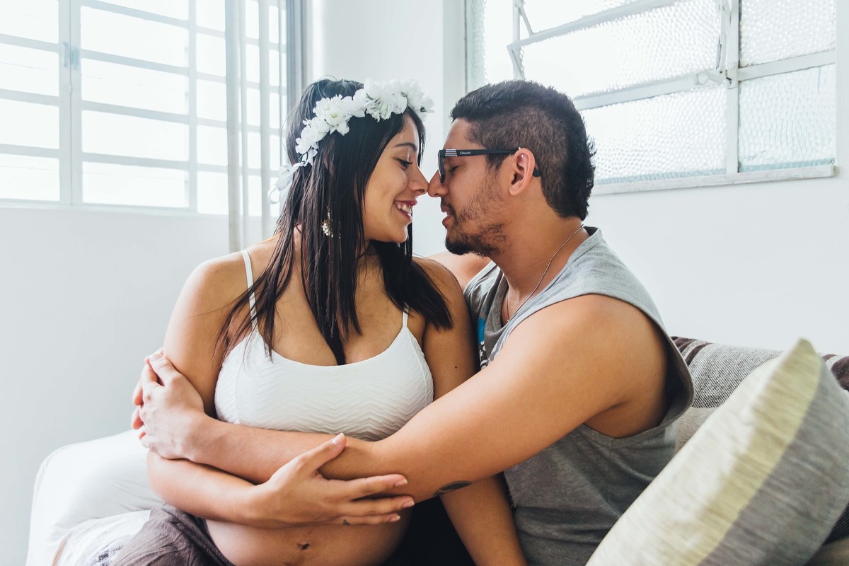 ensaio de gestante e troca de olhares e abraços