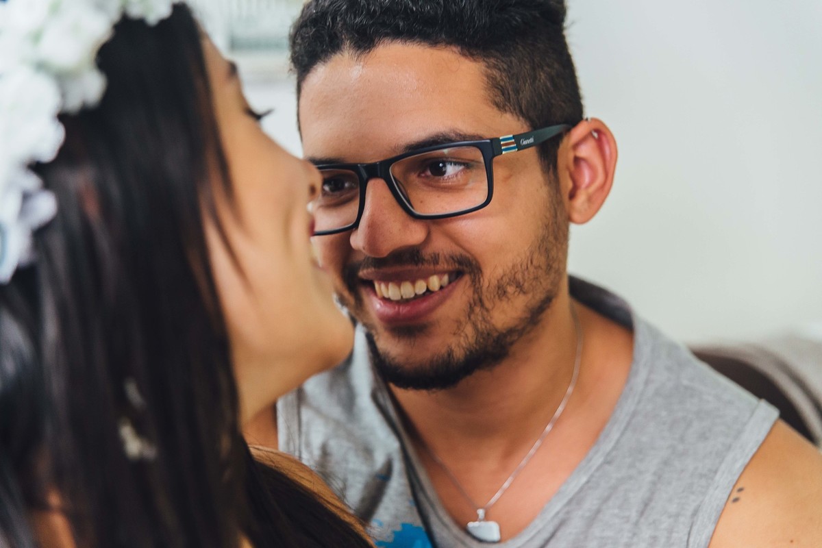 marido olhando para a esposa sorrindo
