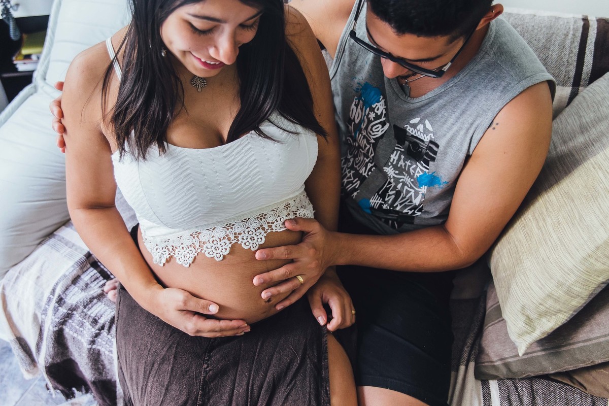 ensaio de gestante em Belo Horizonte em que o pai faz carinho na barriga da mãe