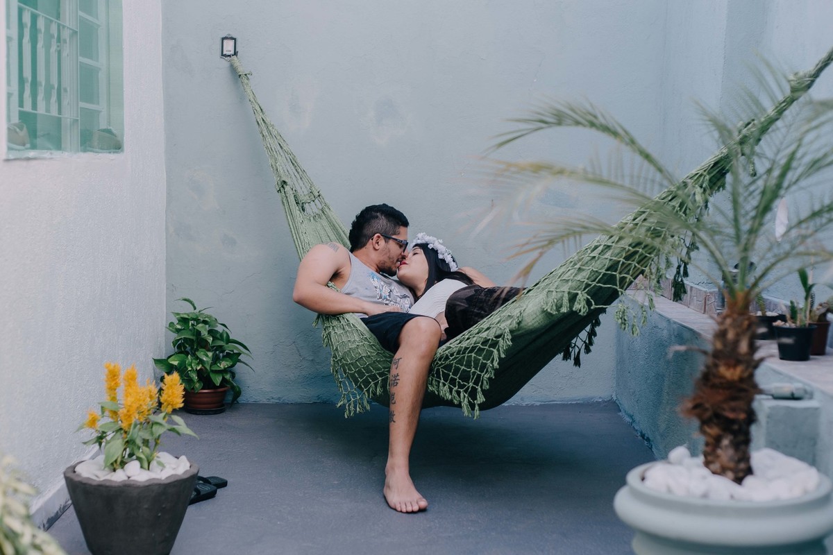 casal deitado na rede e se beijando