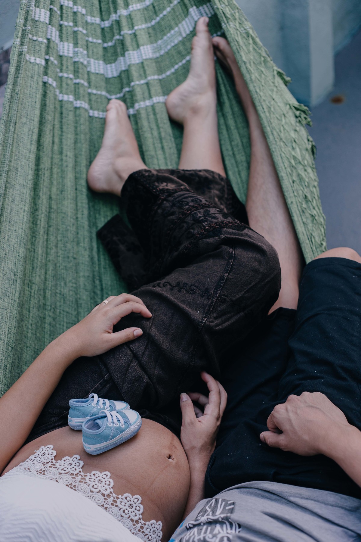 casal deitado na rede