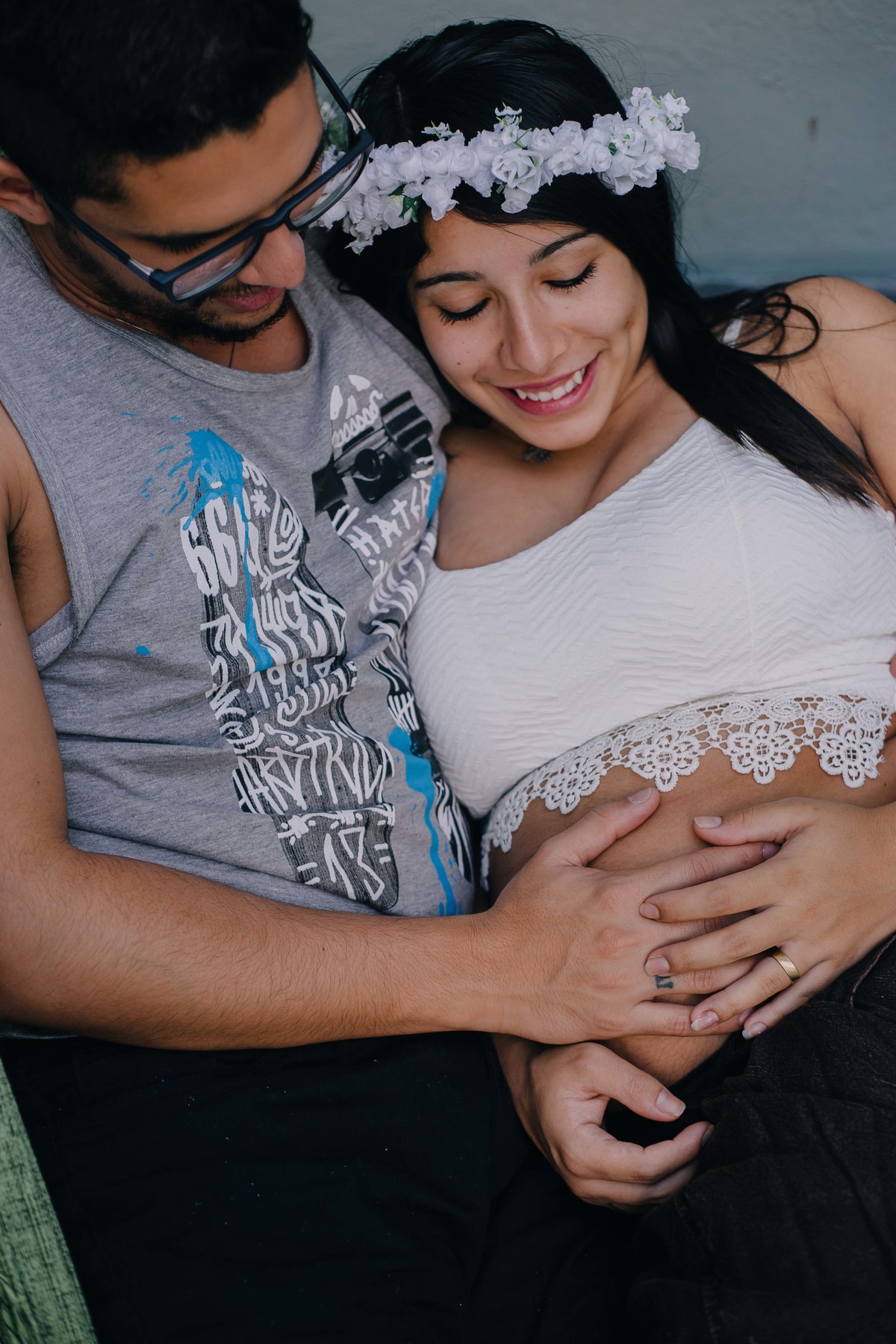 pai fazendo carinho na barriga da esposa gestante