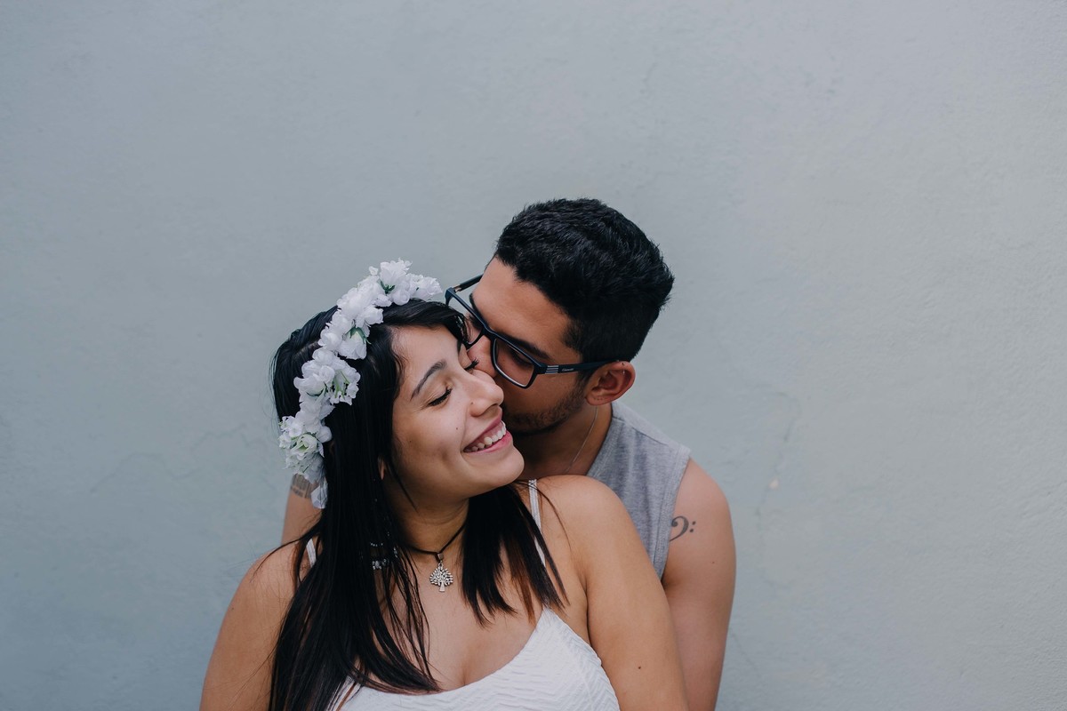 casal se beijando e sorrindo