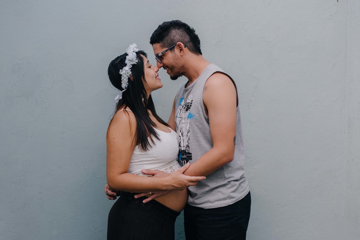 casal se olhando e abraçado