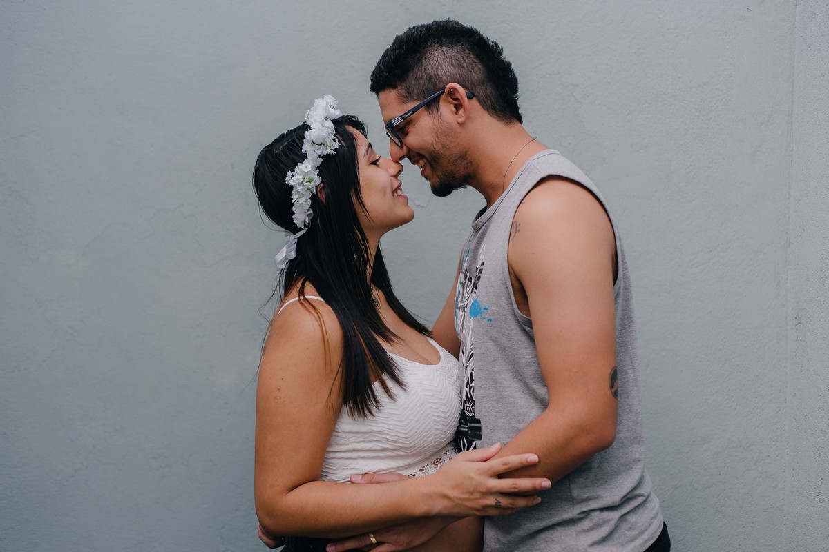 casal se olhando e sorrindo