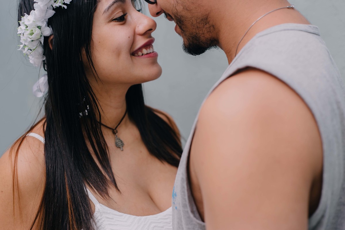 casal se olhando e sorrindo durante um ensaio de gestante em BH
