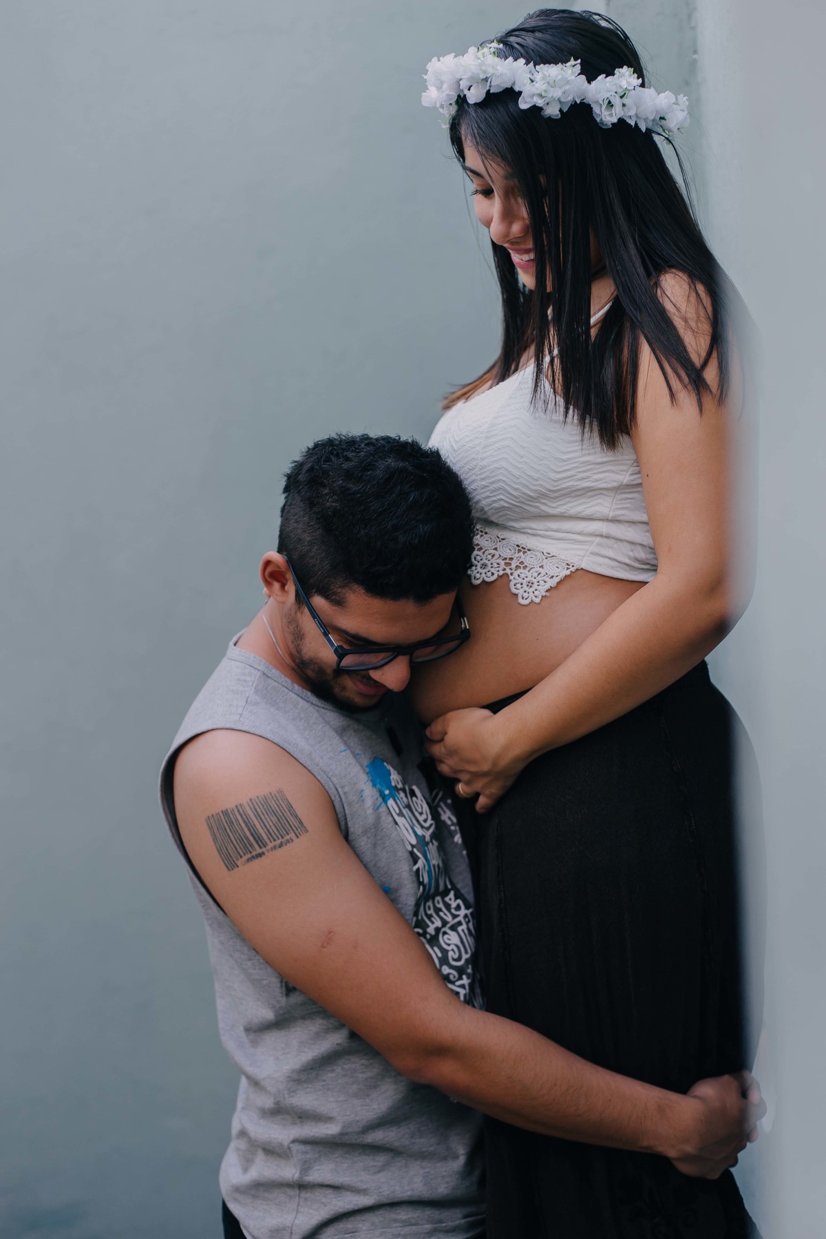 pai escutando o filho na barriga da mãe