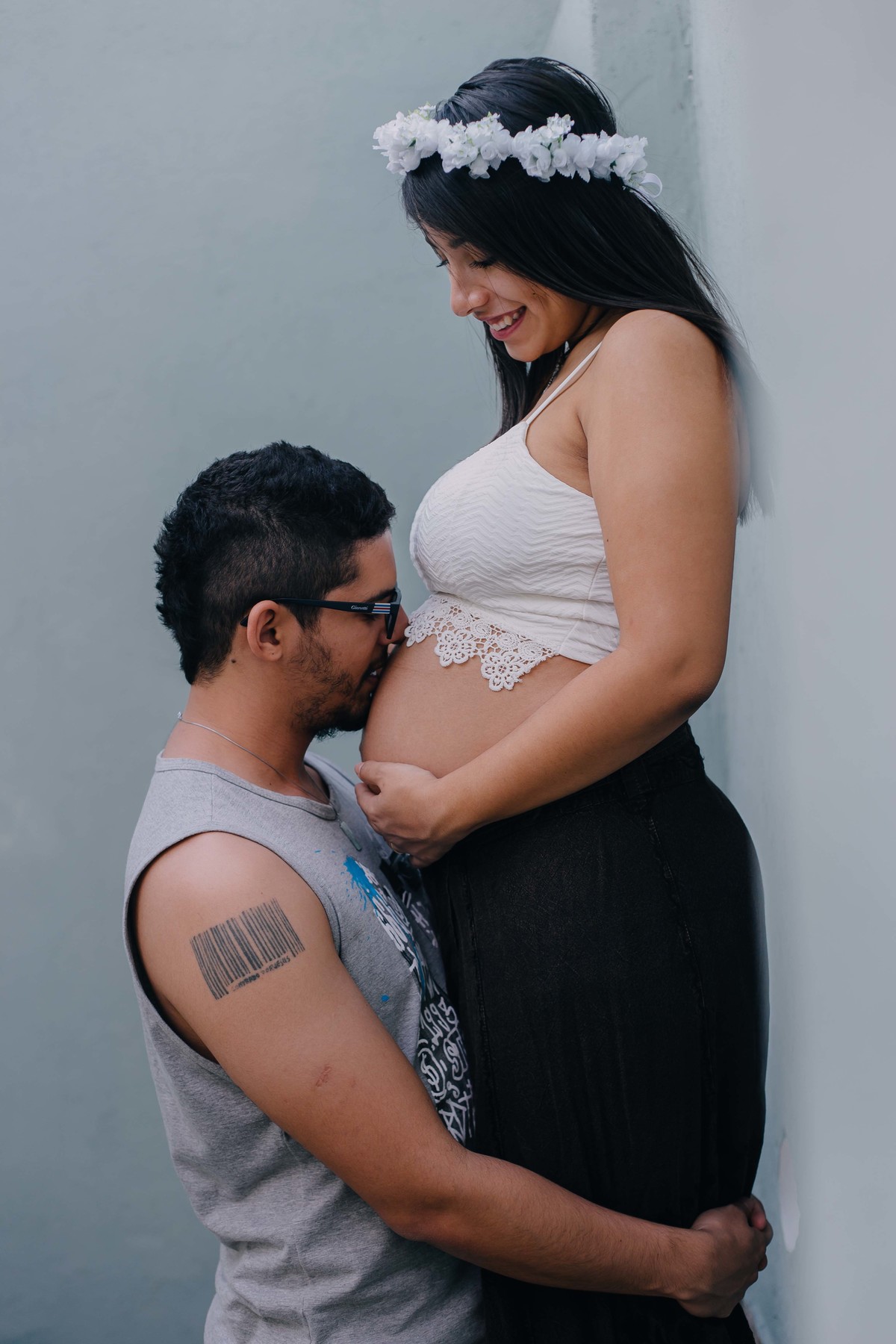 Pai beijando a barriga da esposa gravida