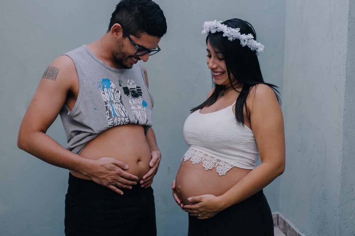 marido imitando a barriga da mãe gravida