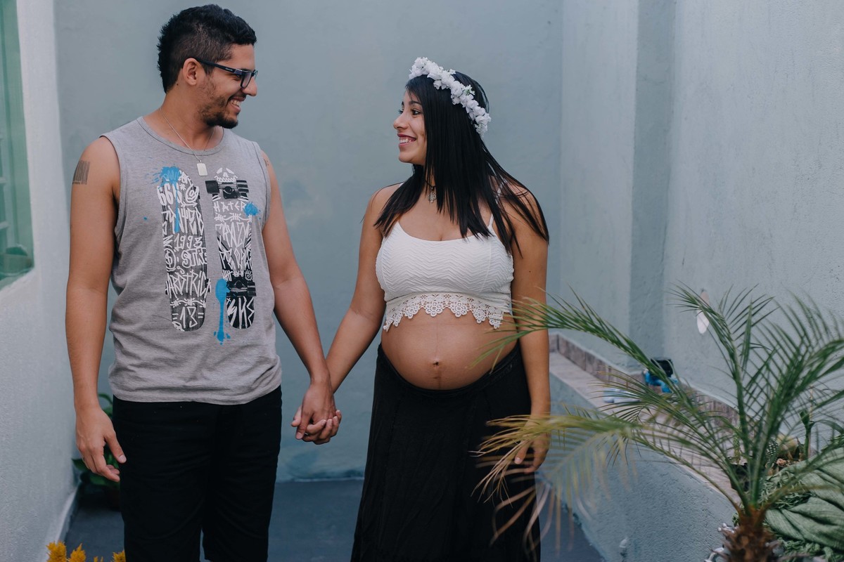 casal de mãos dadas