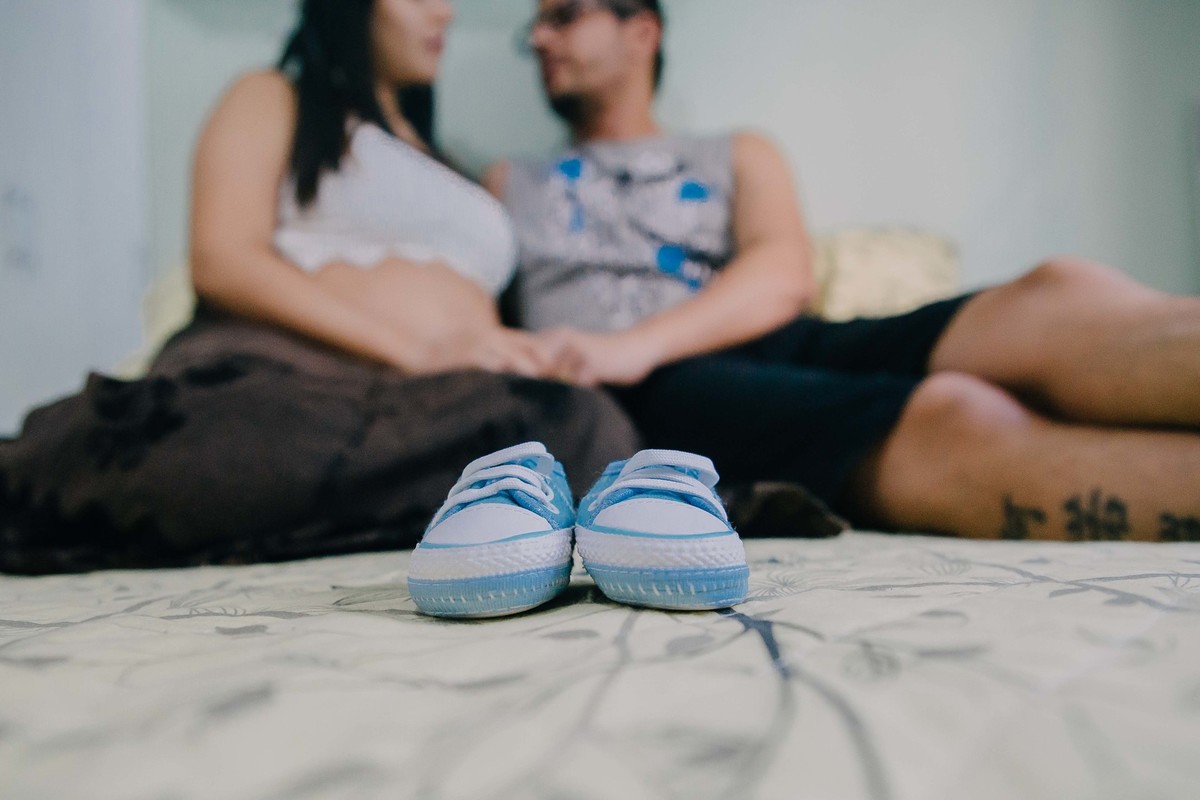 sapatinho de recem nascido encima da cama