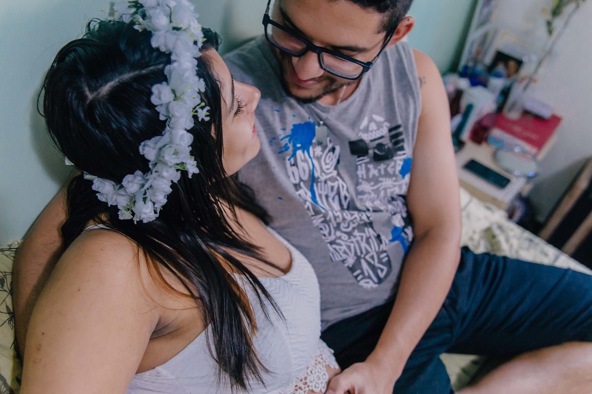 casal se olhando e sorrindo, pai fazendo carinho na barriga da esposa gravida