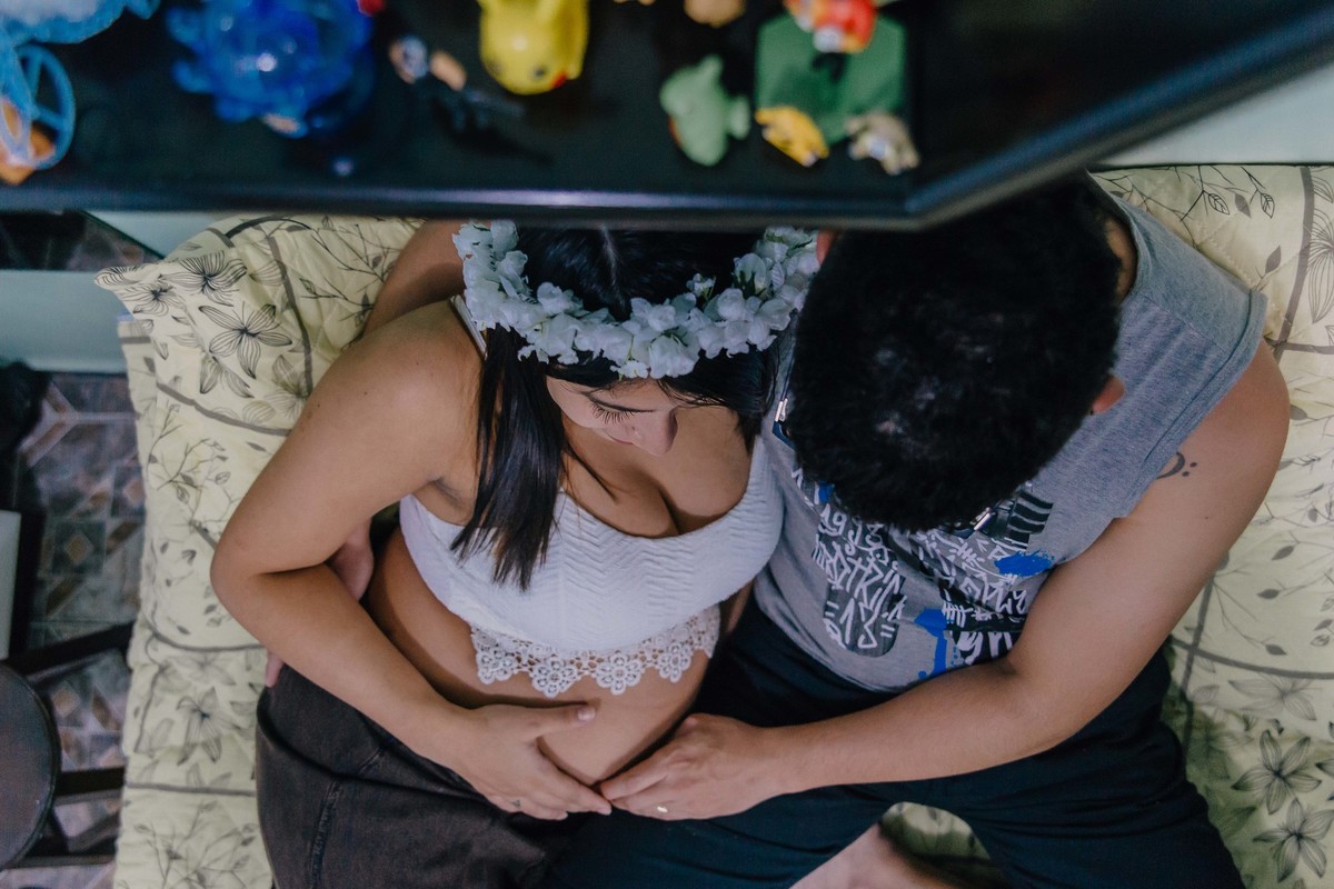 casal se olhando e sorrindo, pai fazendo carinho na barriga da esposa gravida