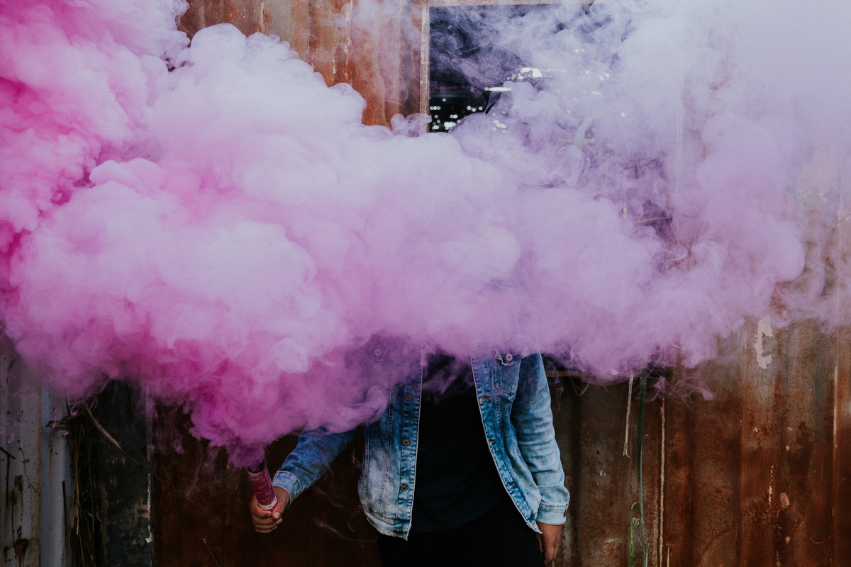 Ideias criativas para ensaios fotograficos masculinos em locais abandonados usando fumaça colorida