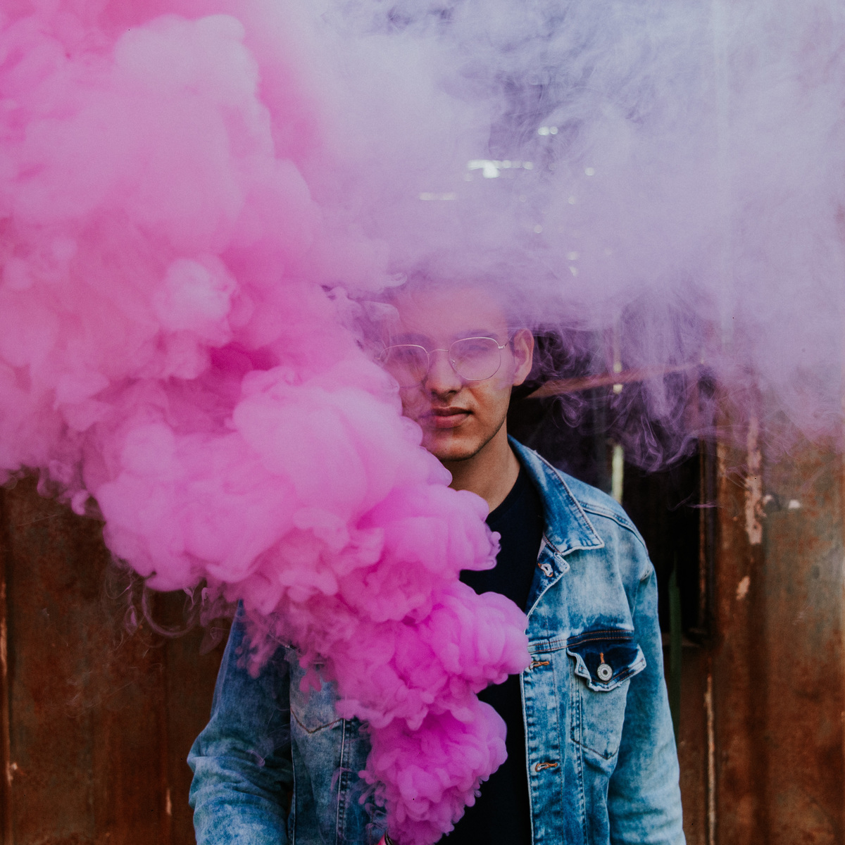 Ideias criativas para ensaios fotograficos masculinos em locais abandonados usando fumaça colorida