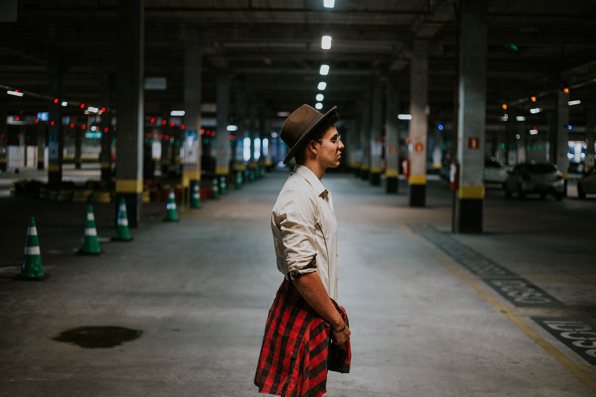 Ensaio masculino urbano feito em betim no shopping monte carmo.