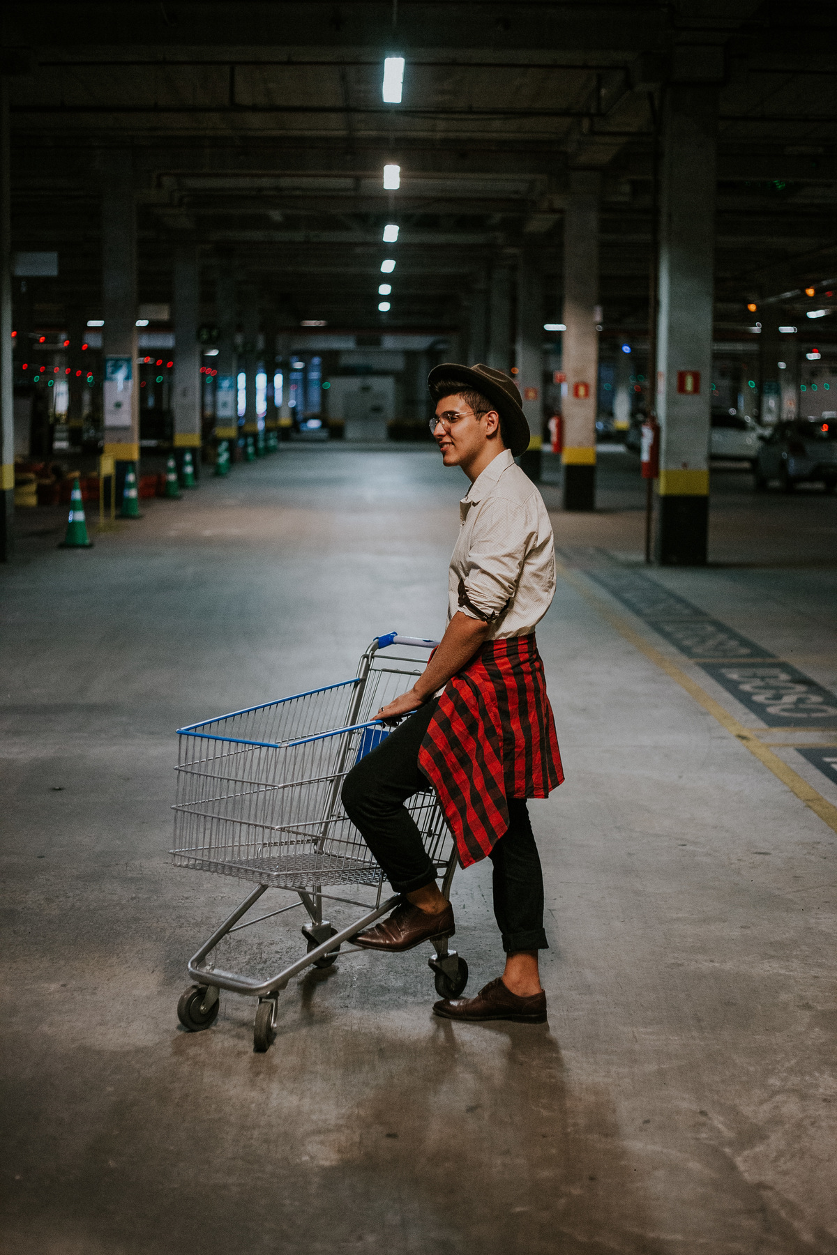 Ensaio masculino urbano feito em betim no shopping monte carmo.