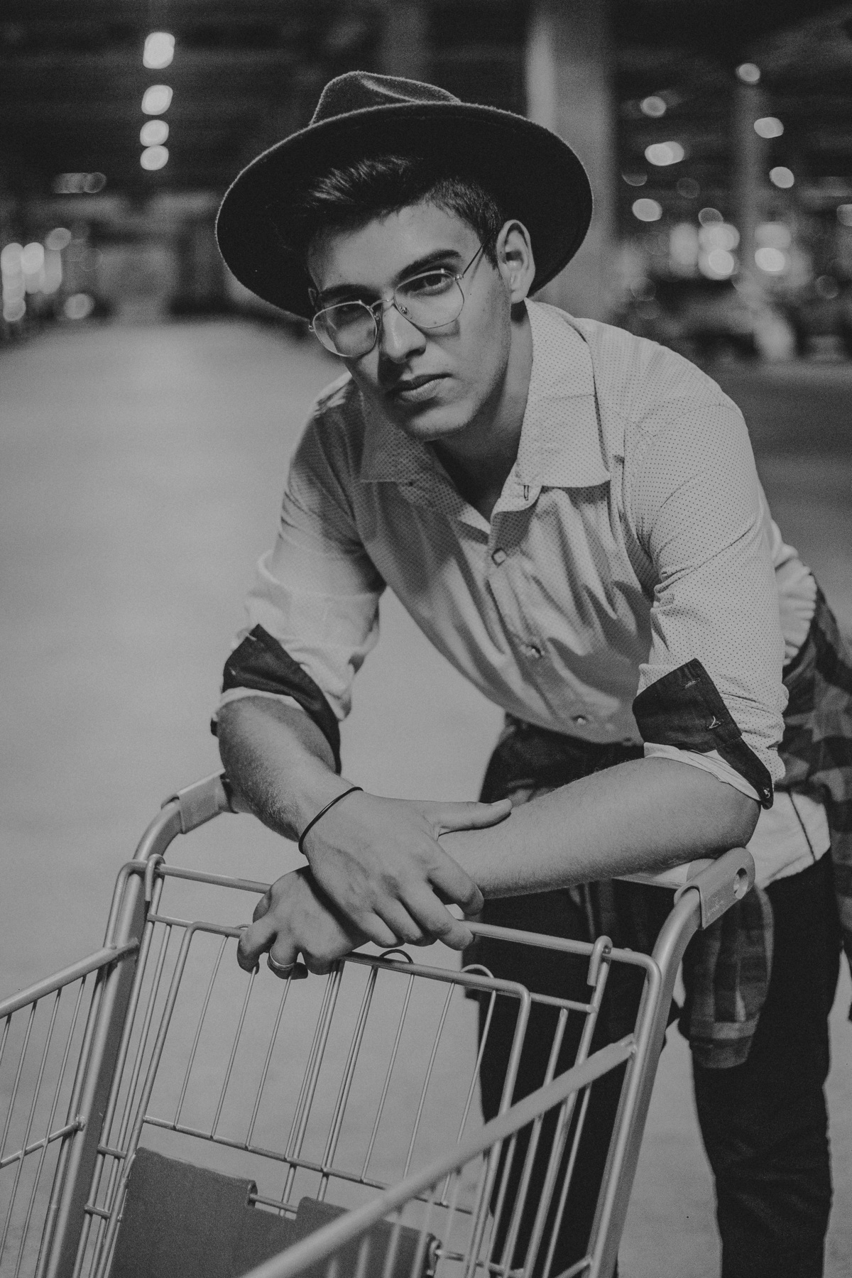 Ensaio masculino urbano feito em betim no shopping monte carmo.