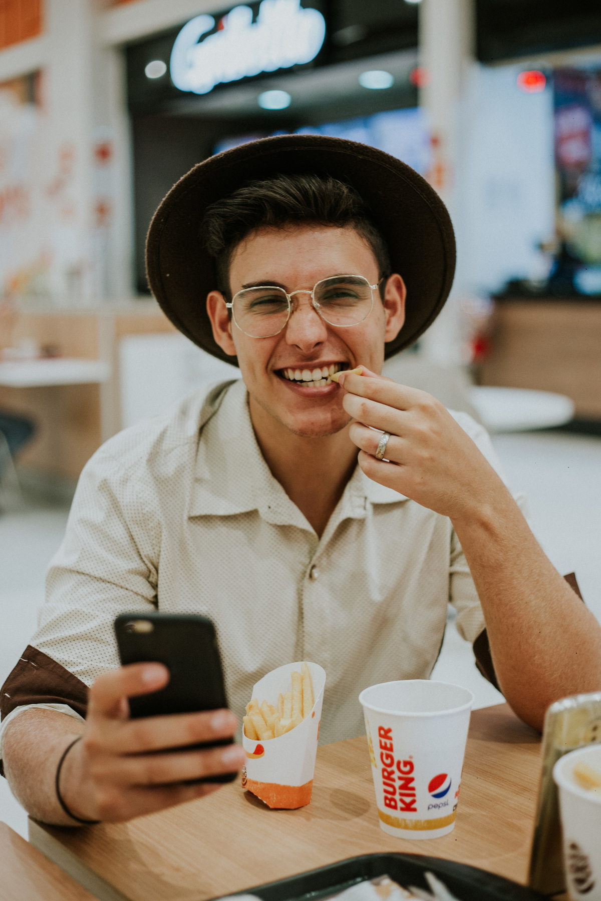Ensaio masculino urbano feito em betim no shopping monte carmo.
