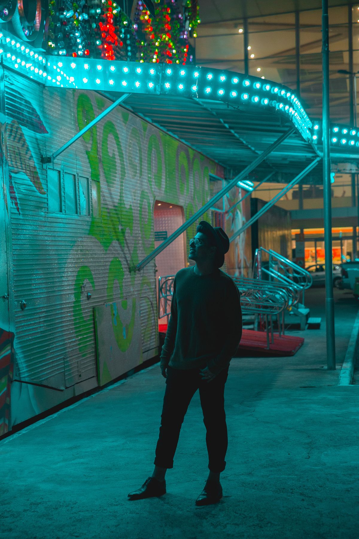 ideias para ensaio masculino com luz de neon realizado em betim no shopping monte carmo.