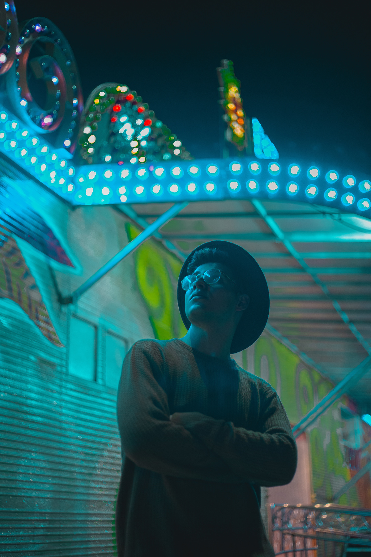 ideias para ensaio masculino com luz de neon realizado em betim no shopping monte carmo.