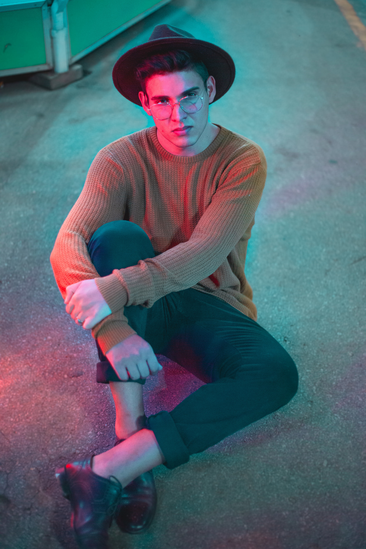 ideias para ensaio masculino com luz de neon realizado em betim no shopping monte carmo.