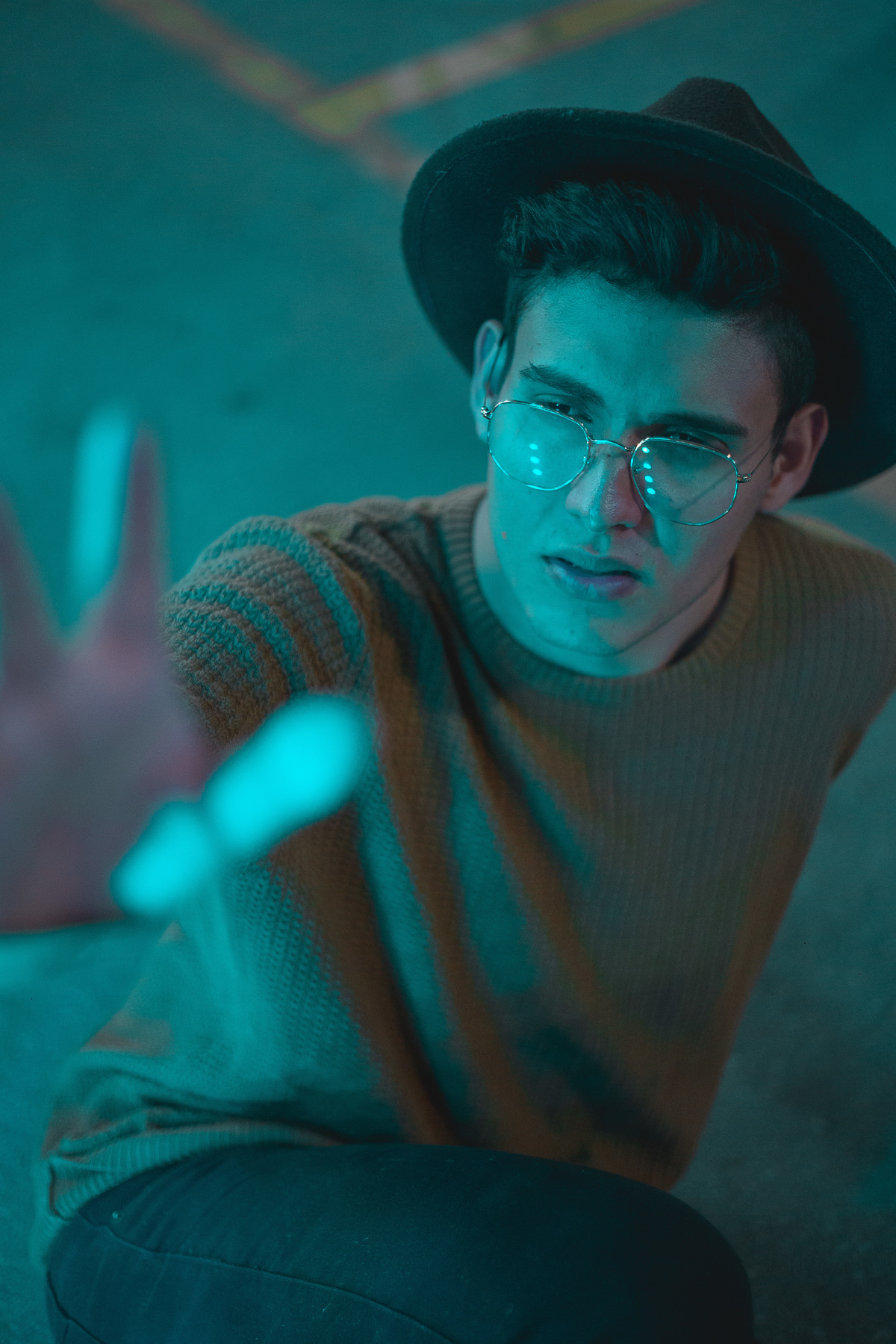 ideias para ensaio masculino com luz de neon realizado em betim no shopping monte carmo.