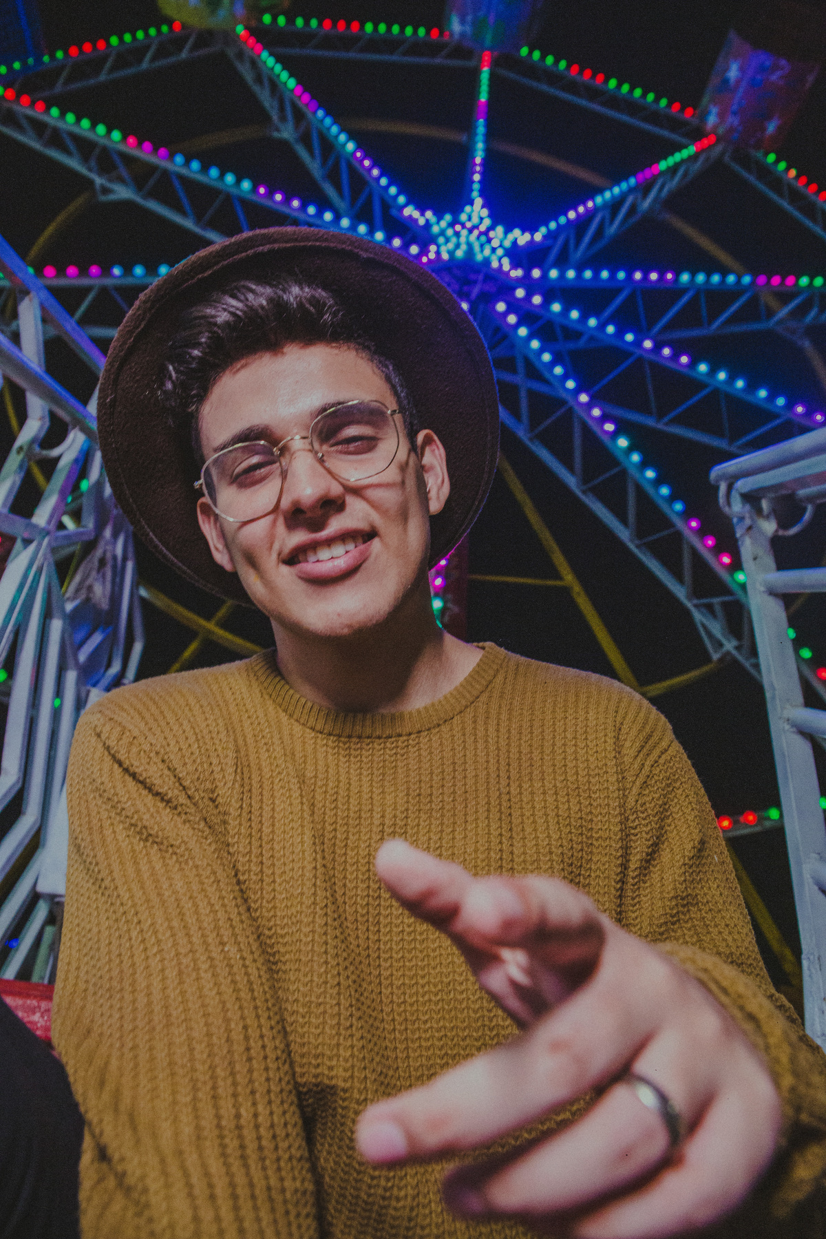 ideias para ensaio masculino com luz de neon realizado em betim no shopping monte carmo.