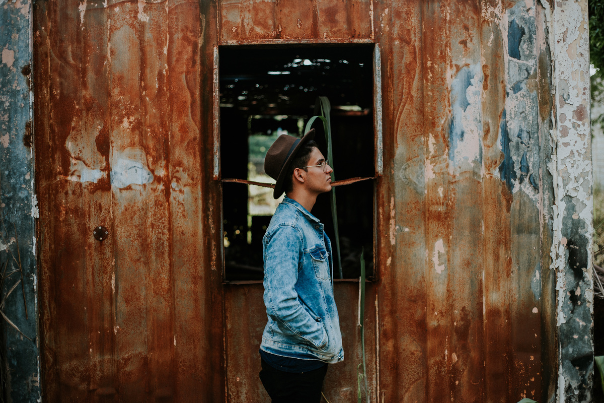 Ideia para ensaio masculino feito em Betim em um local abandonado