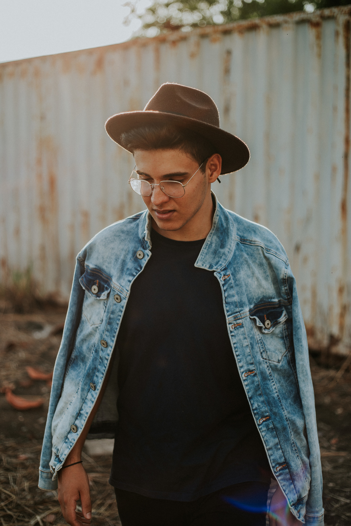 Ensaio masculino criativo feito em betim em uma construção abandonada.