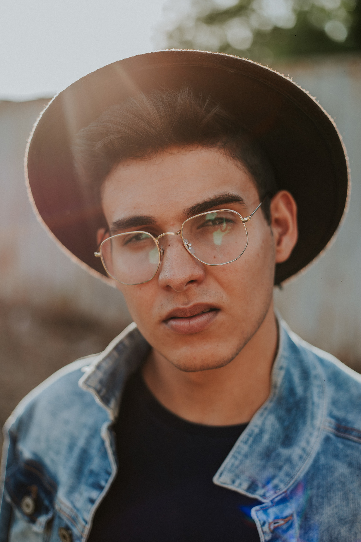 Ensaio masculino criativo feito em betim em uma construção abandonada.