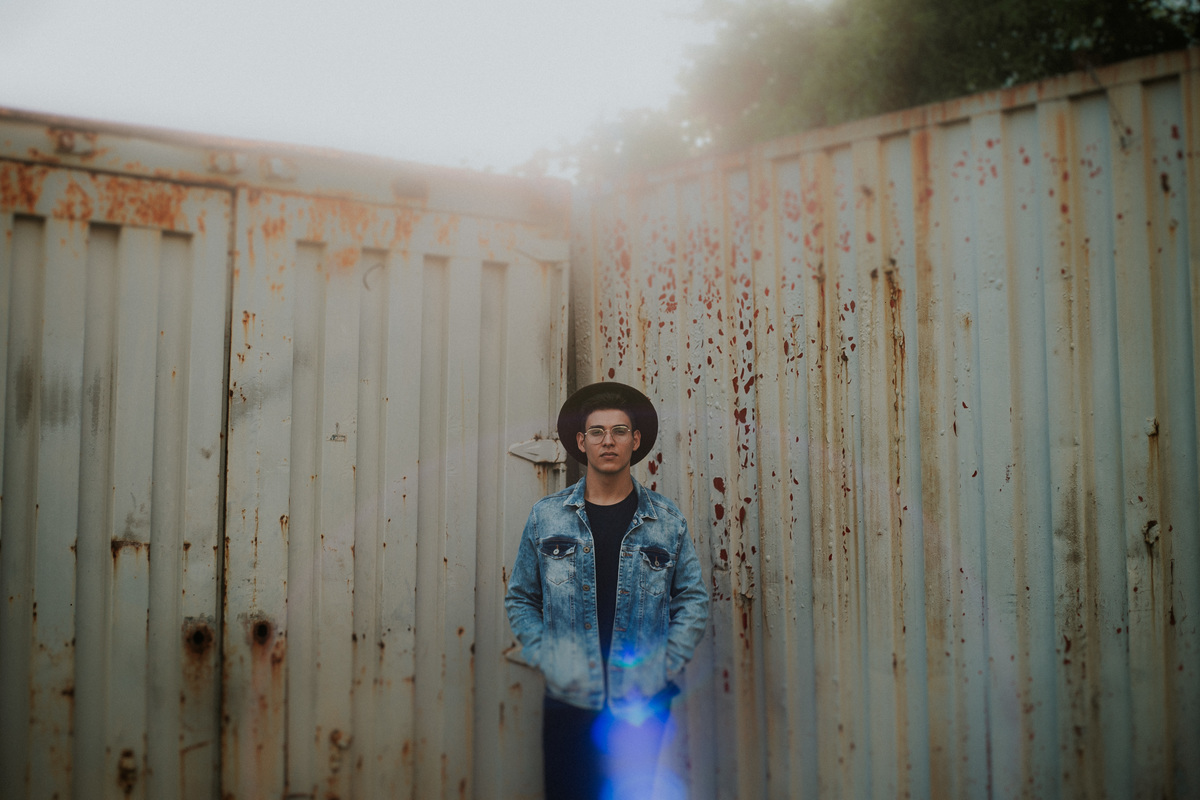 Ensaio masculino criativo feito em betim em uma construção abandonada.