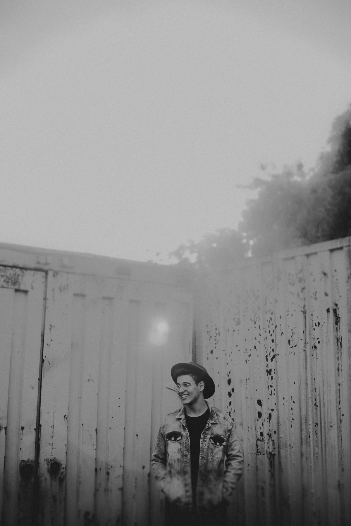 Ensaio masculino criativo feito em betim em uma construção abandonada.