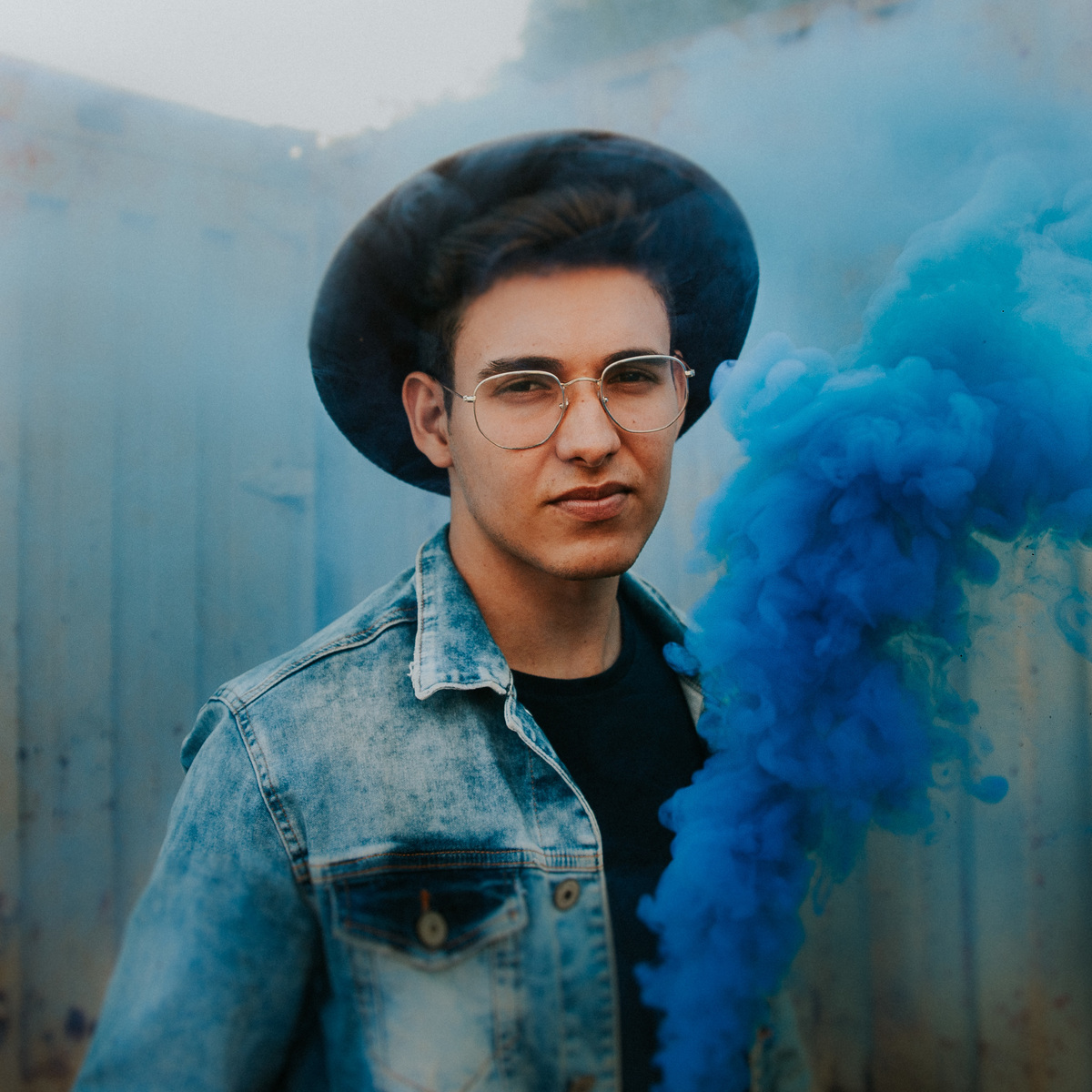 Ideias criativas para ensaios fotograficos masculinos em locais abandonados usando fumaça colorida